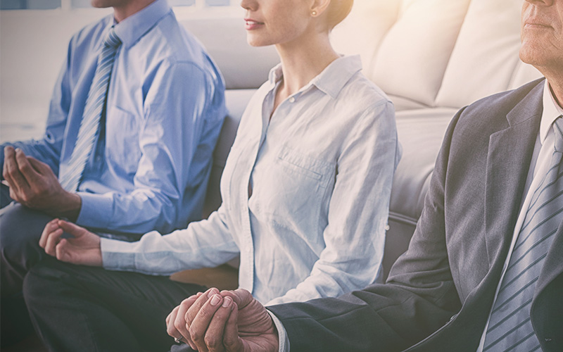 ビジネスマンがマインドフルネスを実践している